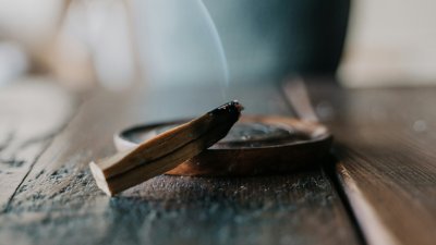 Hoe wierook je huis (en zelfs je mancave) weer heerlijk kan laten ruiken