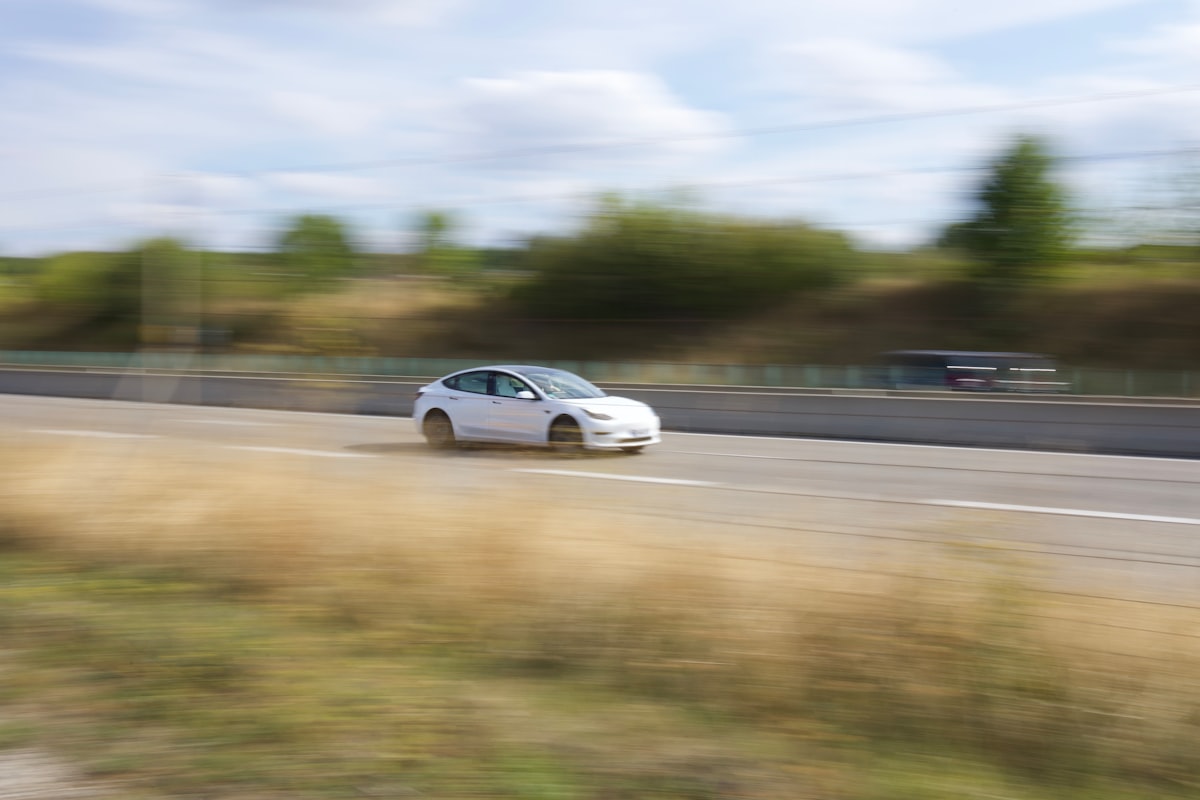 Je Tesla rijdt nu zelf door Nederland