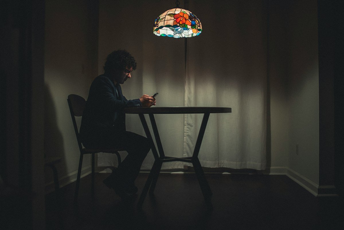Waarom onzekere mannen zo vaak in de manosphere belanden